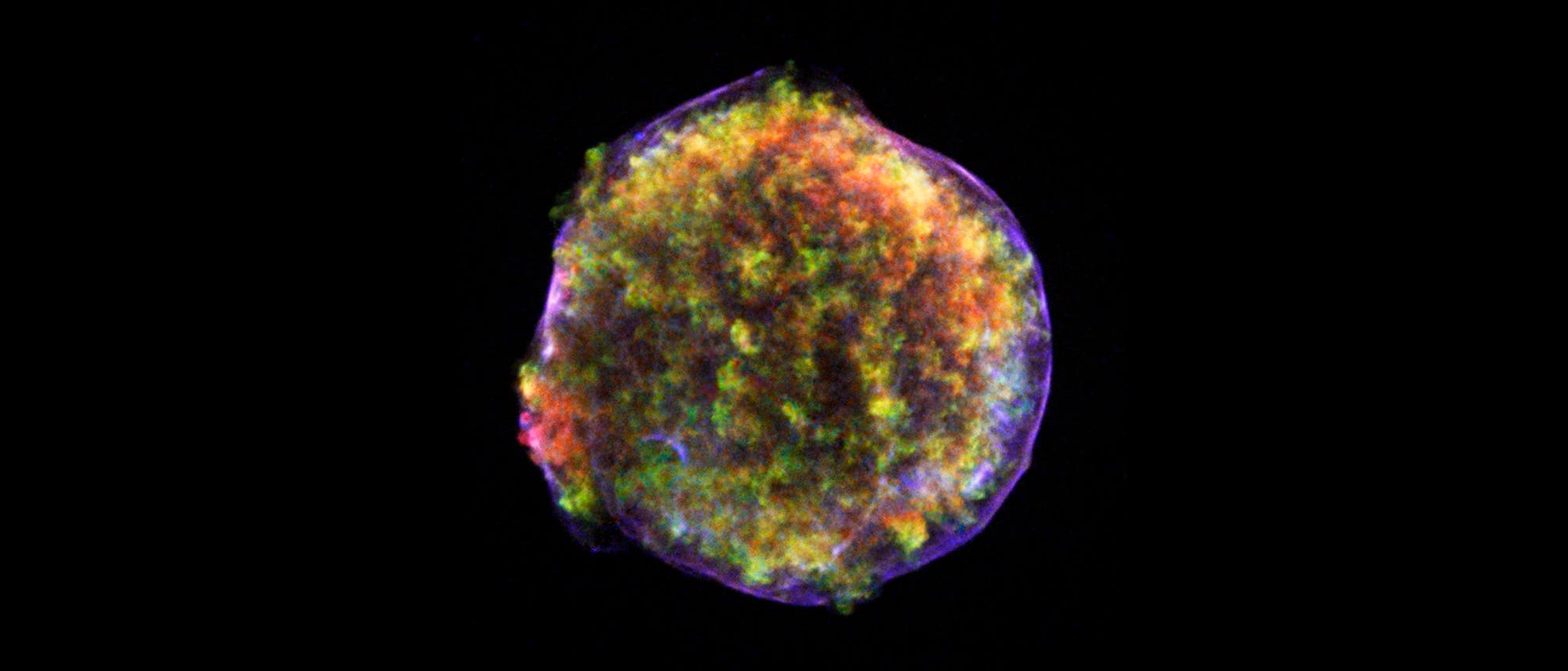 Diese Aufnahme des Röntgenteleskops Chandra zeigt die Überbleibsel der Supernova, die Tycho Brahe im November 1572 beobachtet hat. Der blaue Rand in diesem Falschfarbenbild besteht aus der Strahlung hochenergetischer Elektronen, die eine Millionen Grad heiße Plasmawolke umhüllen. Diese Aufnahme des Röntgenteleskops Chandra zeigt die Überbleibsel der Supernova, die Tycho Brahe im November 1572 beobachtet hat. Der blaue Rand in diesem Falschfarbenbild besteht aus der Strahlung hochenergetischer Elektronen, die eine Millionen Grad heiße Plasmawolke umhüllen.