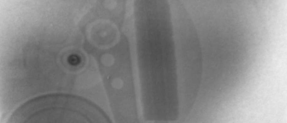 Mit Protonen durchleuchtete Uhr Mit Protonen durchleuchtete Uhr