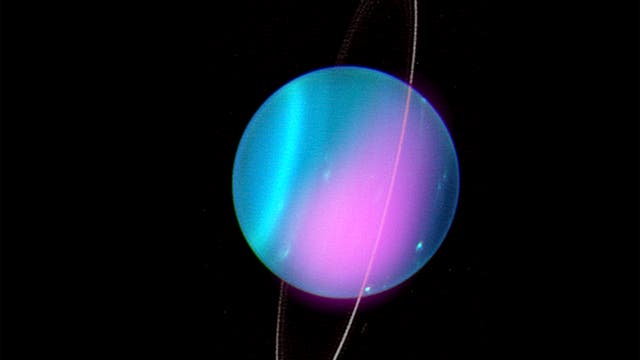 Der Planet Uranus liegt auf der Seite.