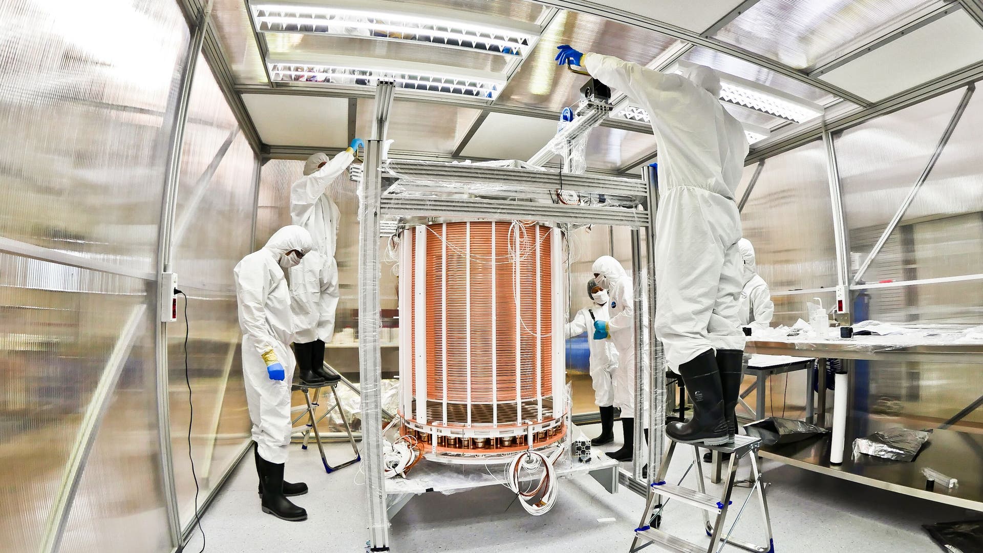 Mit dem Experiment XENON1T jagen Forscherinnen und Forscher nach dunkler Materie. Zu sehen ist die TPC-Kammer nach der Montage in einem Reinraum.