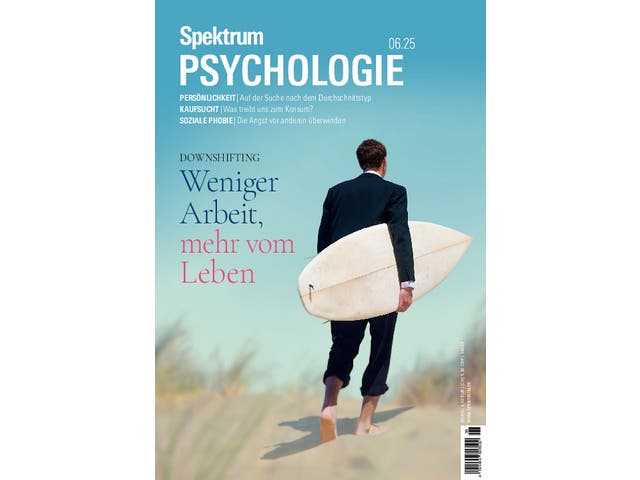 Ein Mann in einem Anzug trägt ein Surfbrett und geht barfuß über einen sandigen Weg. Der Himmel ist klar und blau. Oben links steht der Titel "Spektrum Psychologie" mit Themen wie Persönlichkeit, Kaufsucht und soziale Phobie. Der Text "Downshifting: Weniger Arbeit, mehr vom Leben" ist prominent auf der linken Seite platziert.