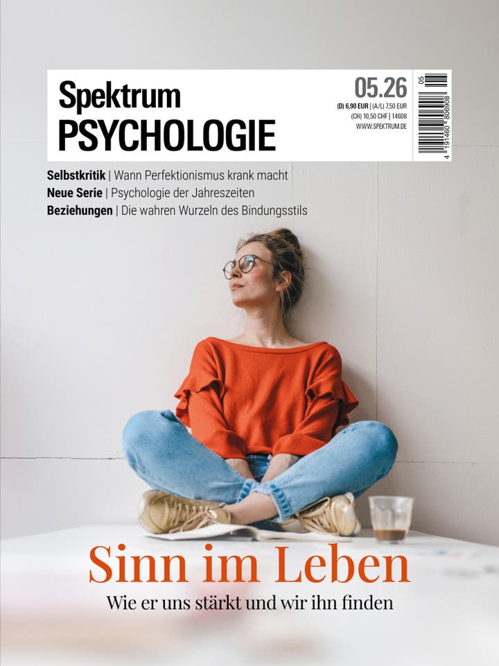 Eine Frau sitzt entspannt mit verschr&auml;nkten Beinen auf dem Boden und lehnt sich an eine wei&szlig;e Wand. Sie tr&auml;gt ein orangefarbenes Oberteil und eine Brille. Neben ihr steht ein Glas mit einem Getr&auml;nk. Oben links ist der Titel "Spektrum Psychologie" zu sehen, darunter Themen wie Selbstkritik und Beziehungen. Unten steht der Text "Sinn im Leben: Wie er uns st&auml;rkt und wir ihn finden".
