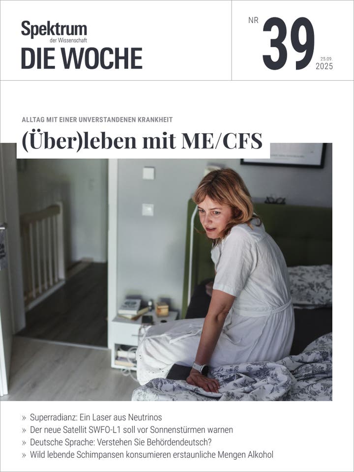 Titelbild des Magazins "Spektrum der Wissenschaft – Die Woche", Ausgabe Nr. 39 vom 25.09.2025. Das Hauptthema lautet "(Über)leben mit ME/CFS", begleitet von einem Foto einer Person, die auf einem Bett sitzt. Die Person trägt ein weißes Kleidungsstück und wirkt nachdenklich. Im Hintergrund ist ein Schlafzimmer zu sehen. Weitere Themen der Ausgabe sind: "Superradiance: Ein Laser aus Neutrinos", "Der neue Satellit SWFO-L1 soll vor Sonnenstürmen warnen", "Deutsche Sprache: Verstehen Sie Behördendeutsch?" und "Wild lebende Schimpansen konsumieren erstaunliche Mengen Alkohol".
