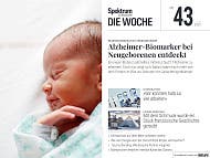 Titelbild der Zeitschrift "Spektrum der Wissenschaft - Die Woche", Ausgabe Nr. 43 vom 23. Oktober 2025. Im Mittelpunkt steht ein schlafendes Neugeborenes, das in ein Krankenhausbett gelegt wurde. Der Artikel thematisiert die Entdeckung von Alzheimer-Biomarkern bei Neugeborenen. Weitere Schlagzeilen umfassen Themen wie die KI-Revolution, einen Diebstahl im Louvre, Klimaschutz auf dem Meer und den Energieverbrauch des menschlichen Körpers.