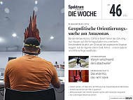 Titelbild des Magazins "Spektrum der Wissenschaft – Die Woche", Ausgabe Nr. 46 vom 13. November 2025. Im Vordergrund ist eine Person von hinten zu sehen, die einen Kopfschmuck aus Federn trägt. Der Titel des Hauptartikels lautet "Geopolitische Orientierungssuche am Amazonas" im Kontext der Klimakonferenz COP30. Weitere Artikelthemen sind Strömungsdynamik, Carbon Capture, die Erfindung der Toilette und Mehrsprachigkeit.