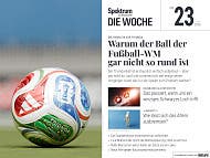 Titelbild der Zeitschrift "Spektrum der Wissenschaft – Die Woche", Ausgabe Nr. 23 vom 4. Juni 2026. Im Vordergrund liegt ein Fußball mit buntem Muster auf einem Spielfeld. Der Hauptartikel trägt den Titel "Warum der Ball der Fußball-WM gar nicht so rund ist" und gehört zur Rubrik "Mathematik der Trionda". Weitere Artikelthemen sind unter anderem Schwarze Löcher, Altersforschung und Quantenphysik. Titelbild der Zeitschrift "Spektrum der Wissenschaft – Die Woche", Ausgabe Nr. 23 vom 4. Juni 2026. Im Vordergrund liegt ein Fußball mit buntem Muster auf einem Spielfeld. Der Hauptartikel trägt den Titel "Warum der Ball der Fußball-WM gar nicht so rund ist" und gehört zur Rubrik "Mathematik der Trionda". Weitere Artikelthemen sind unter anderem Schwarze Löcher, Altersforschung und Quantenphysik.