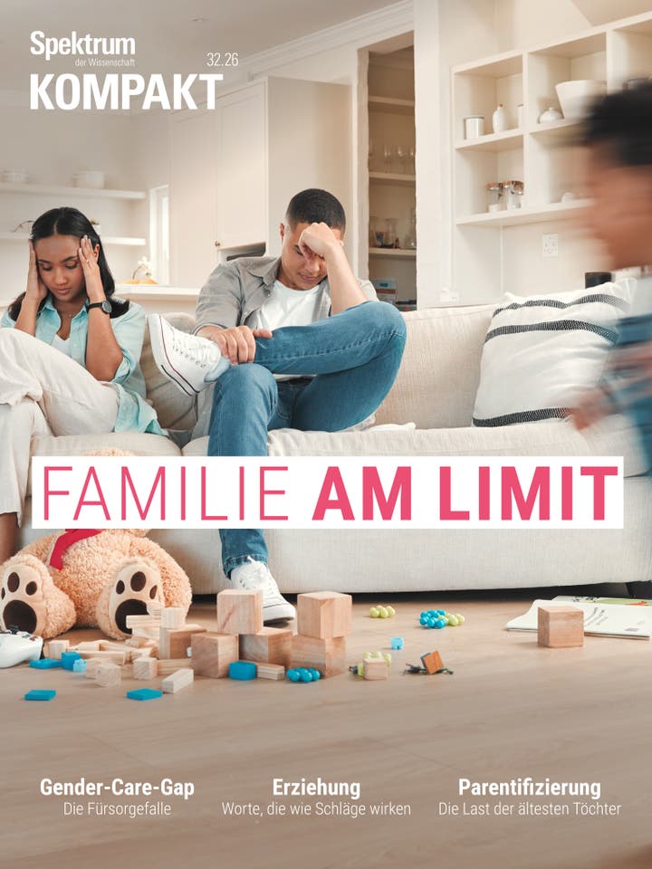 Eine Familie sitzt ersch&ouml;pft auf einem Sofa in einem Wohnzimmer. Vor ihnen liegen verstreute Spielzeuge und Baukl&ouml;tze auf dem Boden. Im Hintergrund ist eine K&uuml;che zu sehen. Der Text auf dem Bild lautet: &bdquo;Spektrum der Wissenschaft KOMPAKT 32.26&ldquo; und &bdquo;FAMILIE AM LIMIT&ldquo;. Unten sind die Themen &bdquo;Gender-Care-Gap&ldquo;, &bdquo;Erziehung&ldquo; und &bdquo;Parentifizierung&ldquo; aufgef&uuml;hrt.